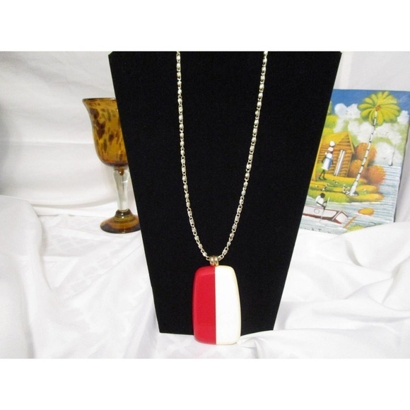 Bakelite Pendant Necklace, Vintage, Beautiful Red and White - Picture 5 of 7